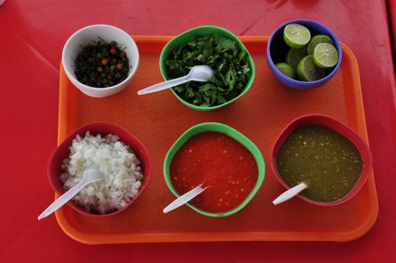 Molhos e acompanhantes para nossas quesadilhas em lanche na estrada, entre Monterrey e Real de Catorce, no norte do México